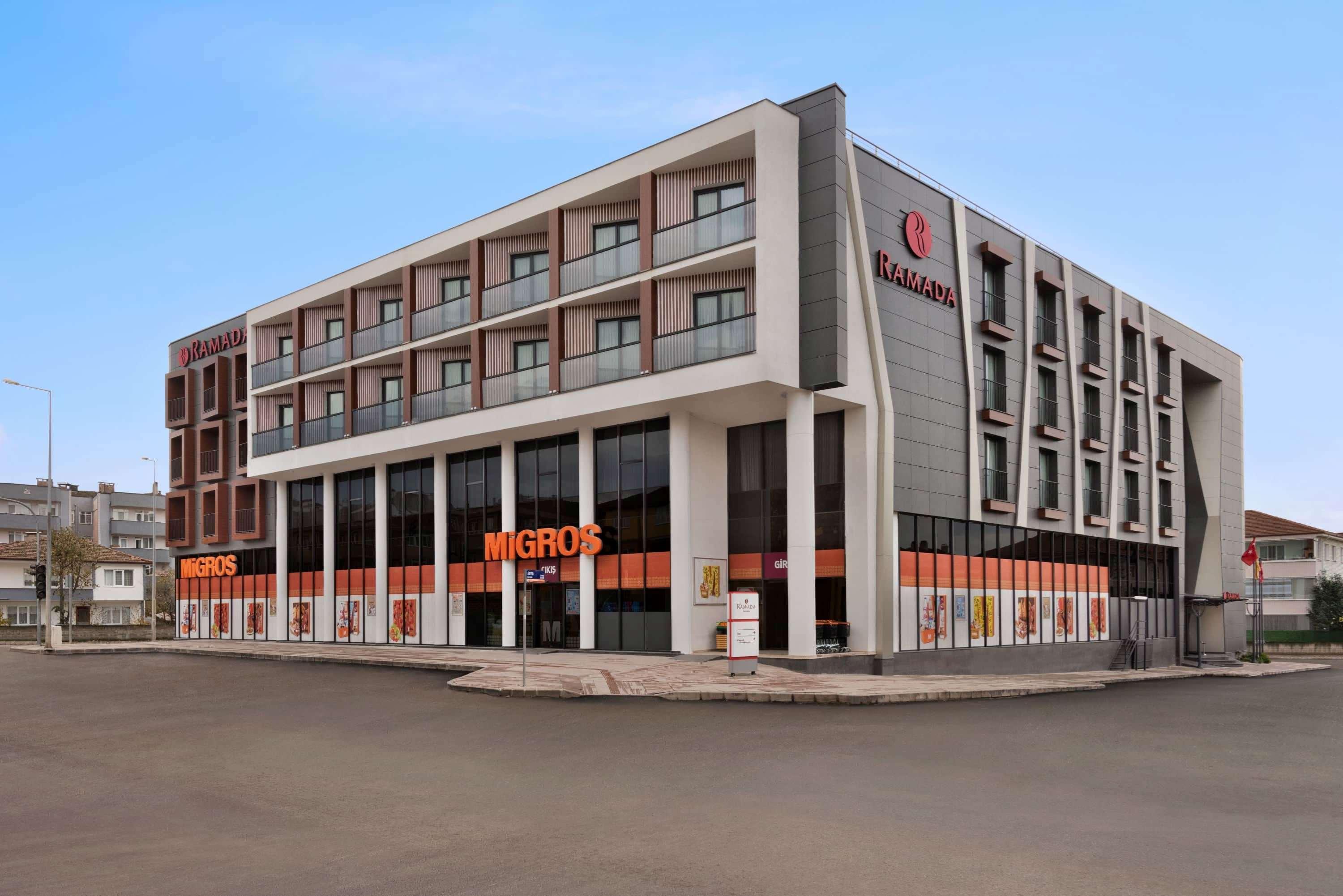 Ramada By Wyndham Sakarya Hendek Hotell Exteriör bild